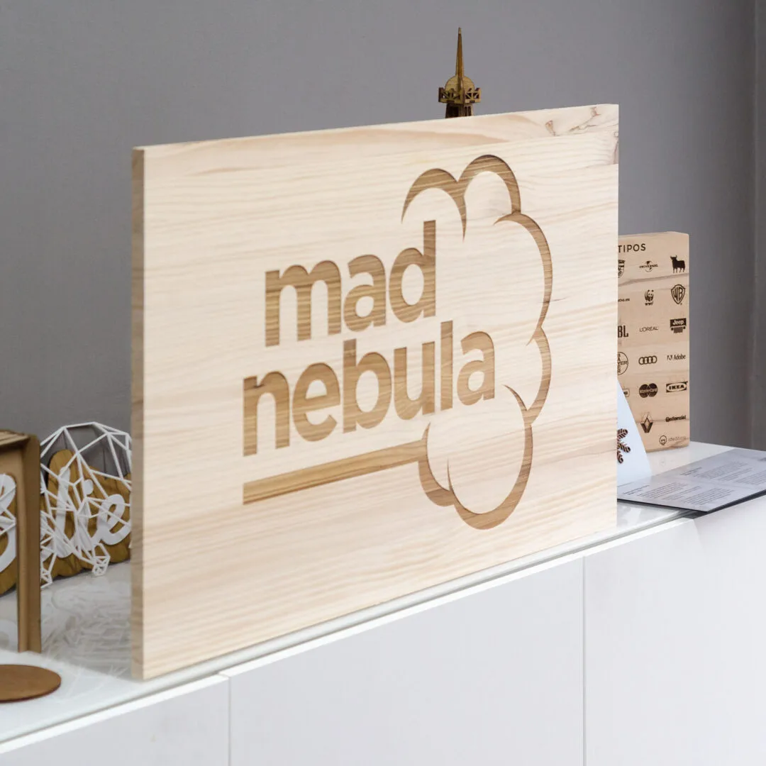 Rótulo de madera para MAD NEBULA