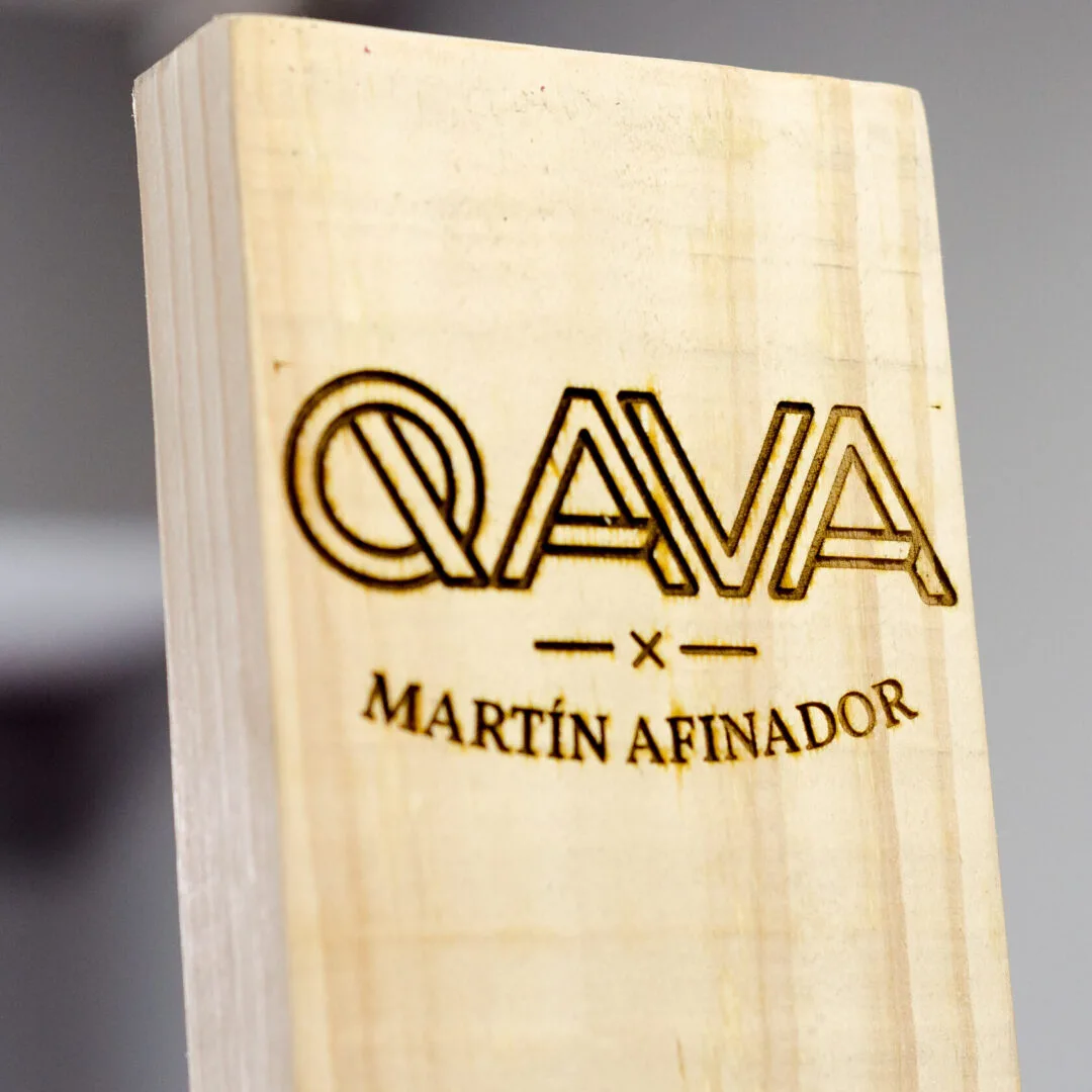 Rótulos madera tienda QAVA