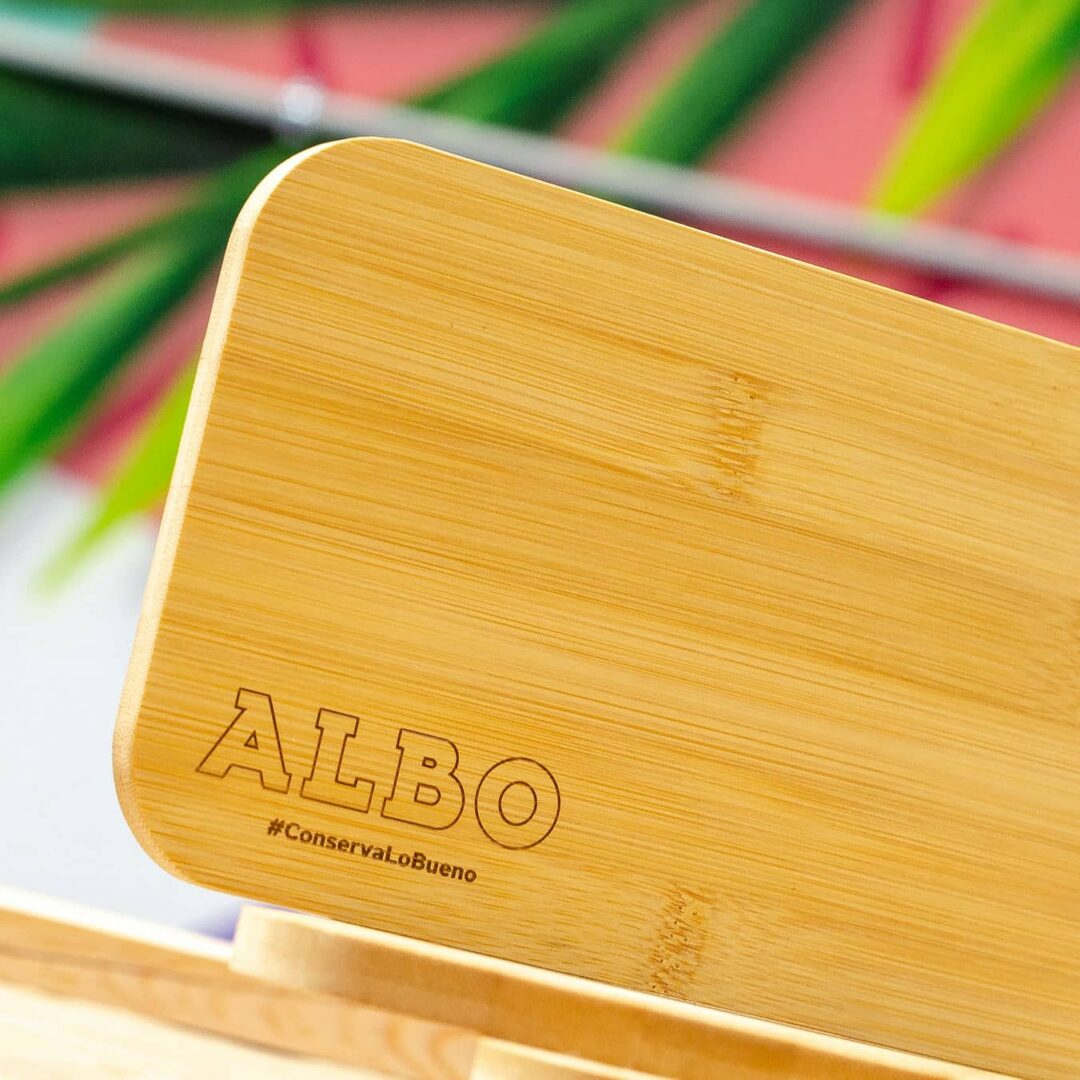 Grabado de logo sobre tabla de bambú para ALBO