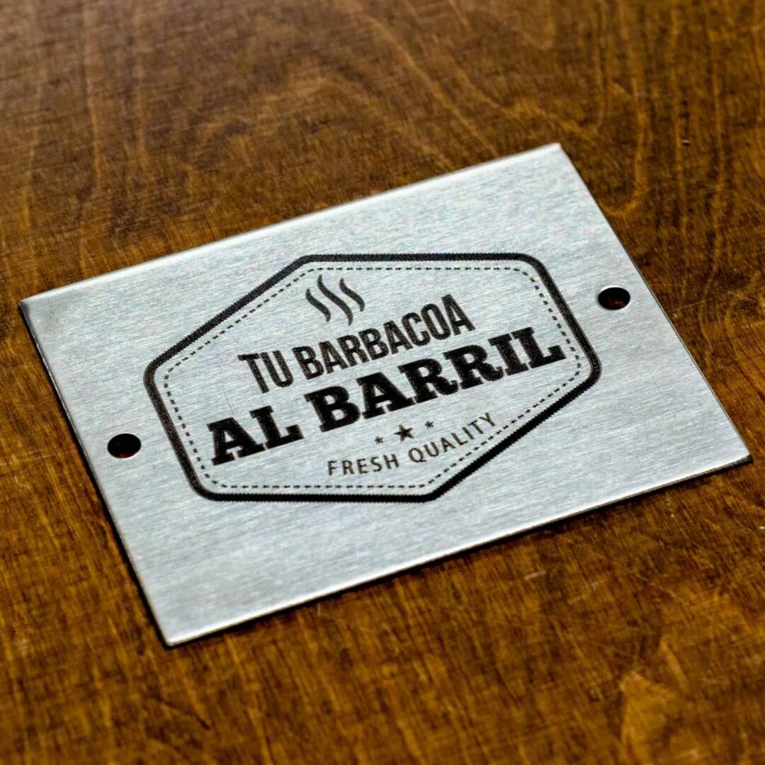 Chapas metálicas con grabado para TU BARBACOA AL BARRIL