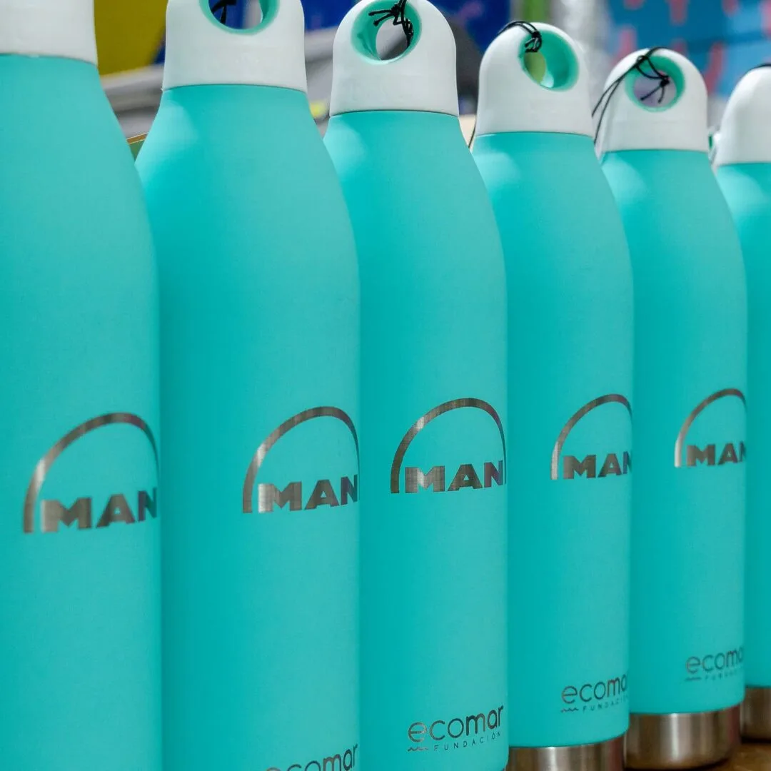 Grabado de botellas térmicas para MAN Y ECOMAR