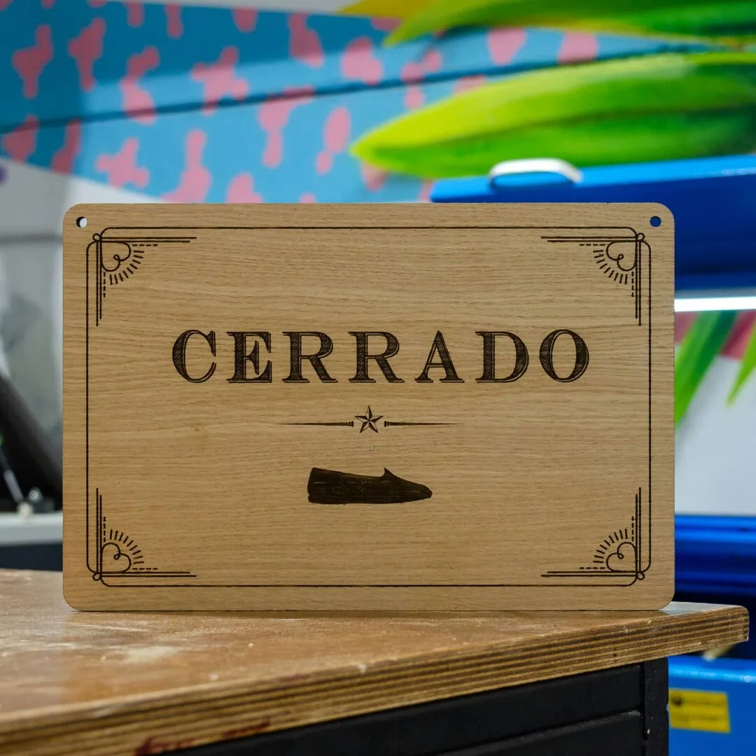 Rótulo de madera para CAYUMAS