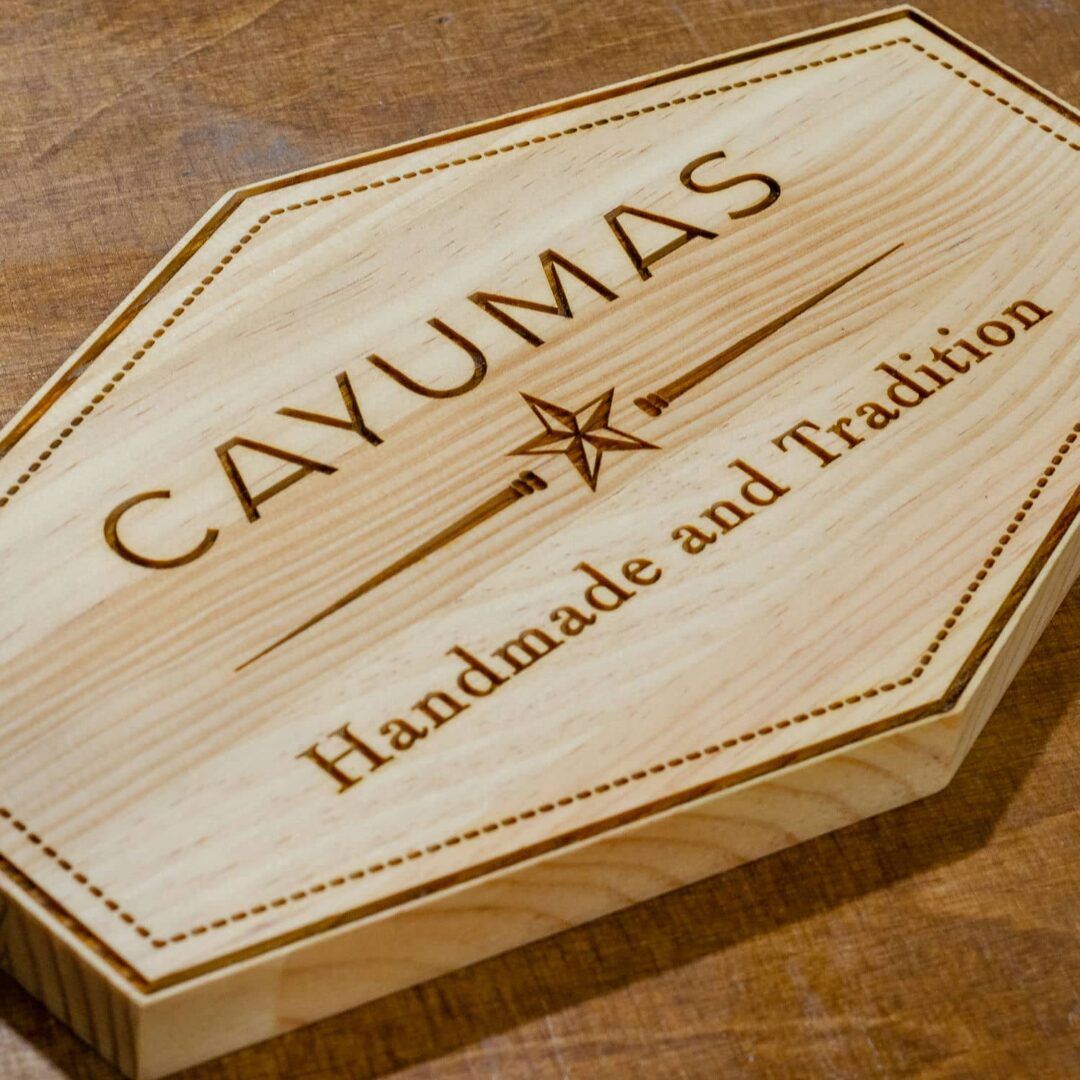 Rótulo de madera para CAYUMAS
