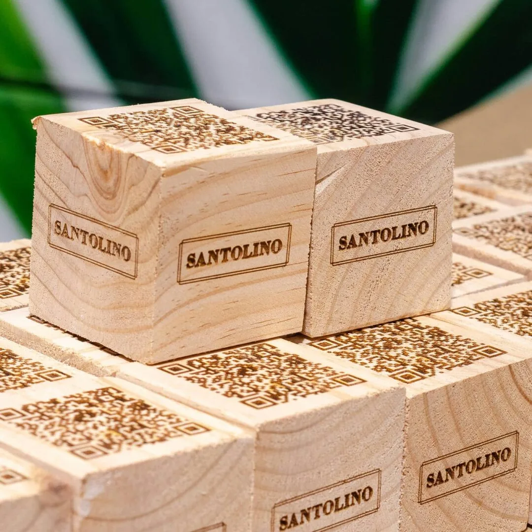 Cubos de madera con QR para restaurante SANTOLINO