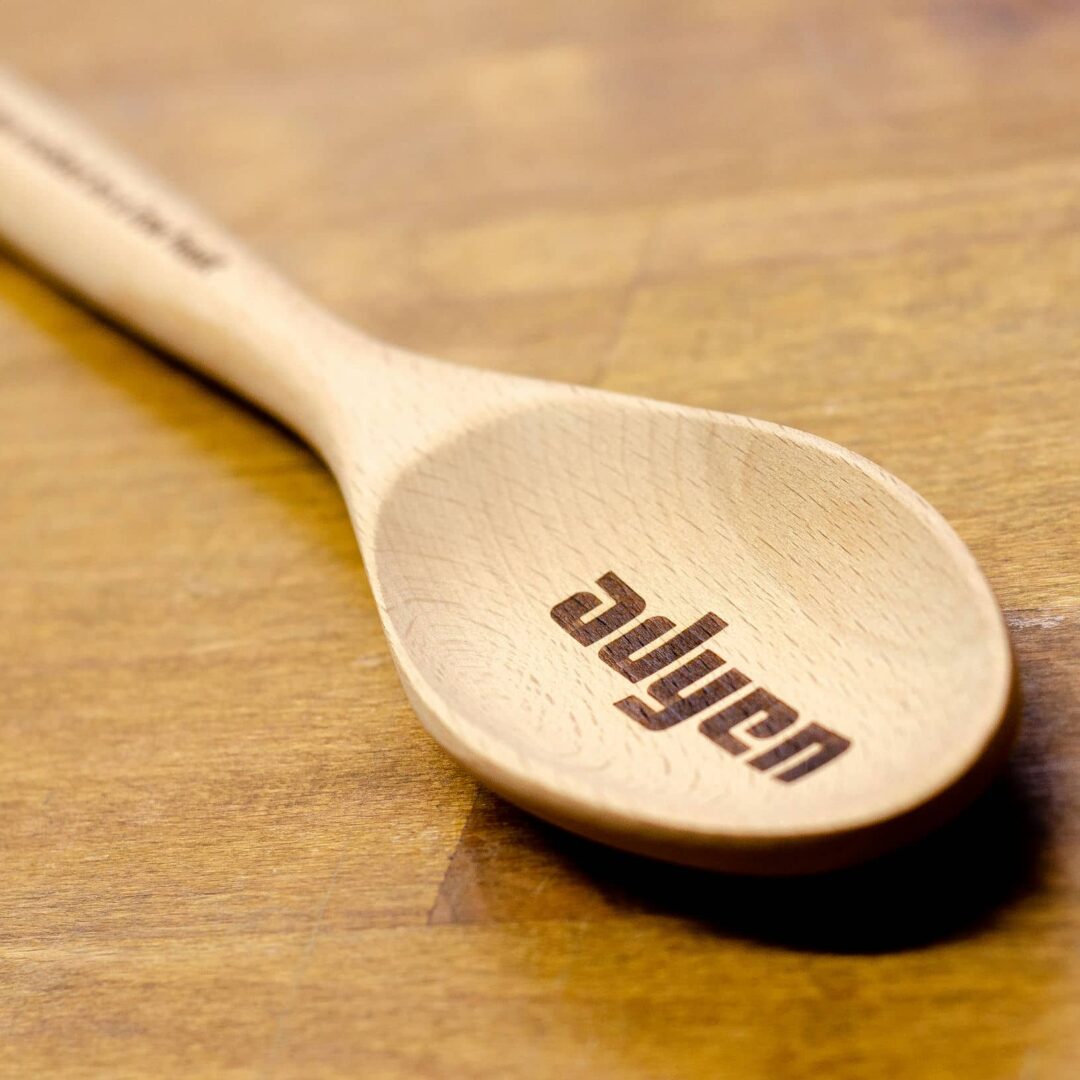 Personalización de cucharas de madera para empresa ADYEN