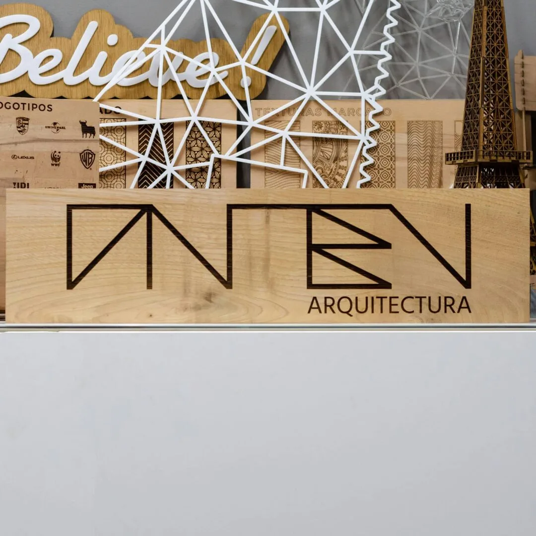 Rótulo en madera de castaño