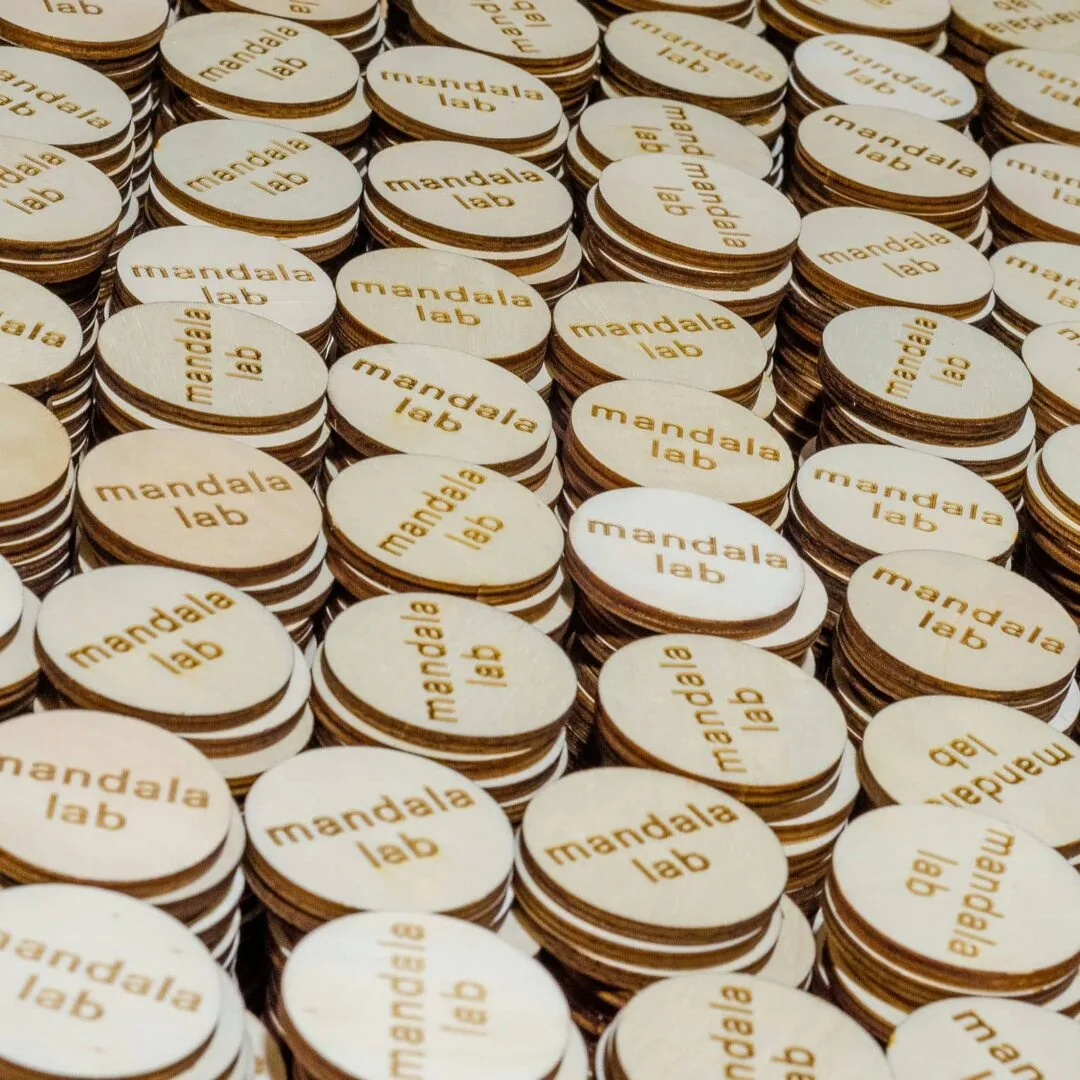 Fichas de madera para instalación artística de DYPSA