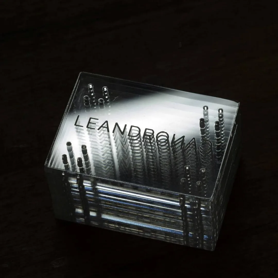 Etiquetas de metacrilato con grabado