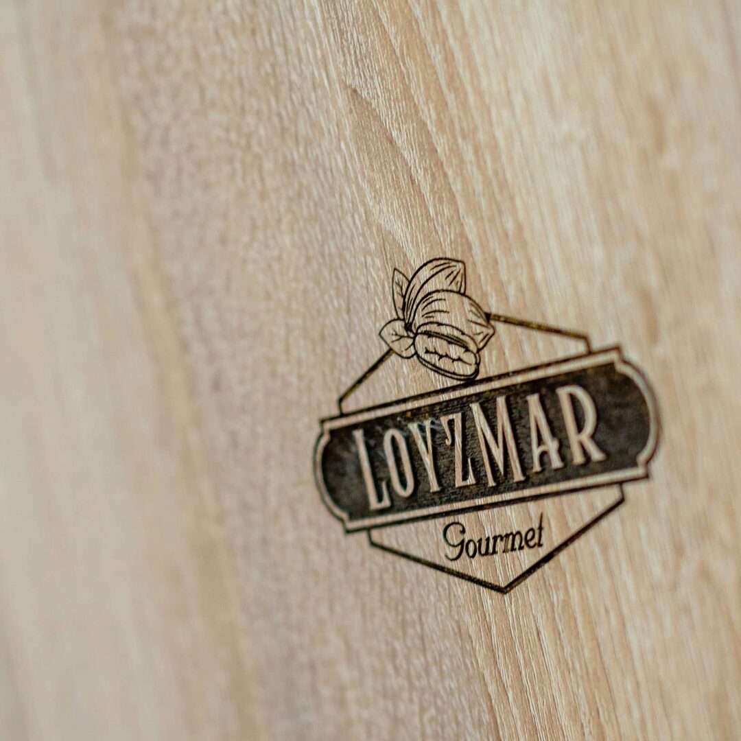 Grabado de logo sobre madera para LOYZMAR