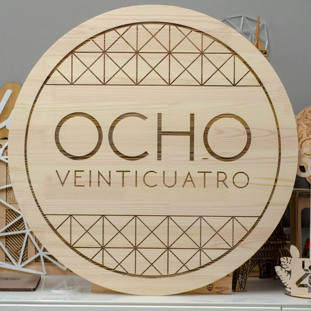 Rótulo para marca OCHO VEINTICUATRO