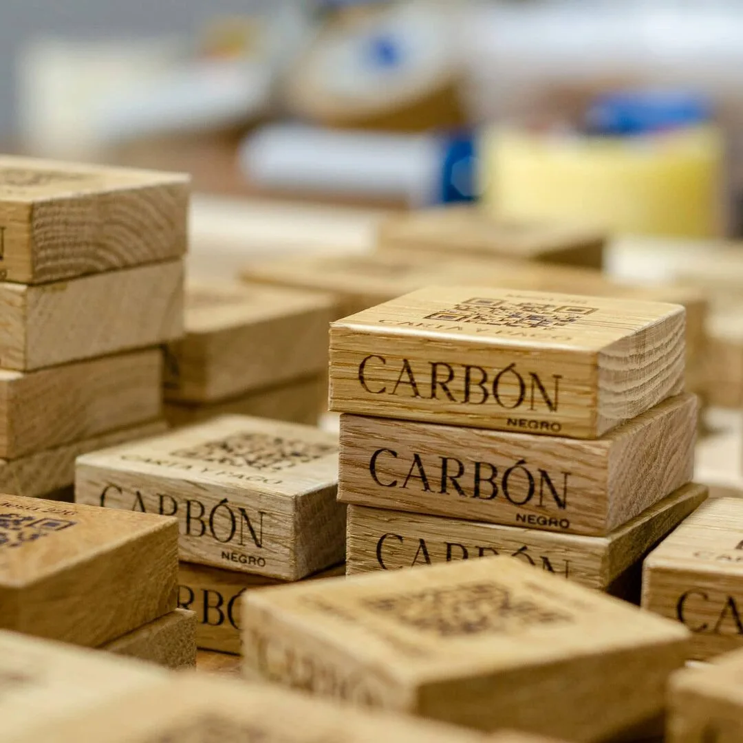 Maderas con QR para restaurantes del GRUPO CARBÓN