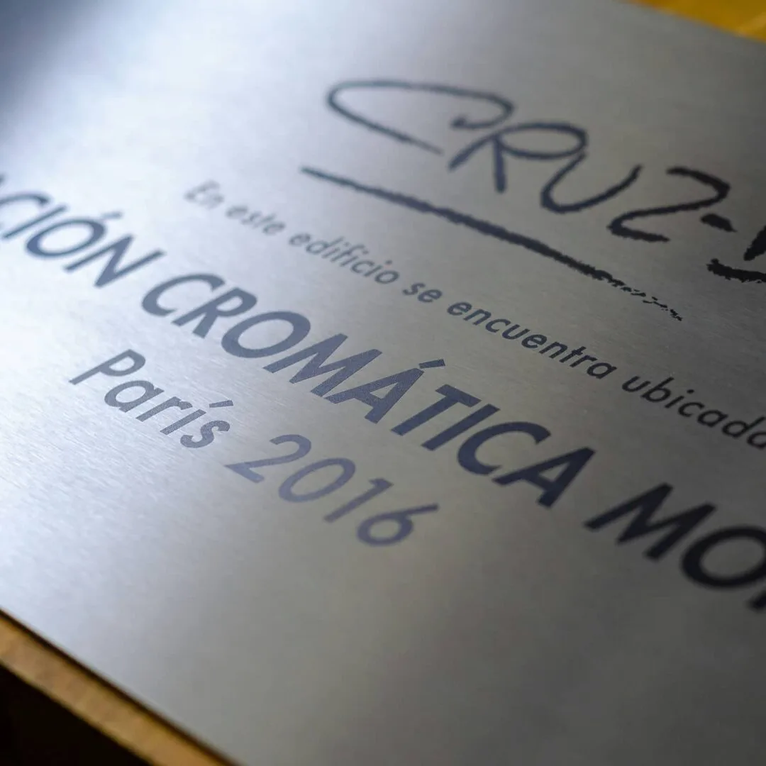 Placa para exterior de acero grabada a láser para CRUZ-DIEZ