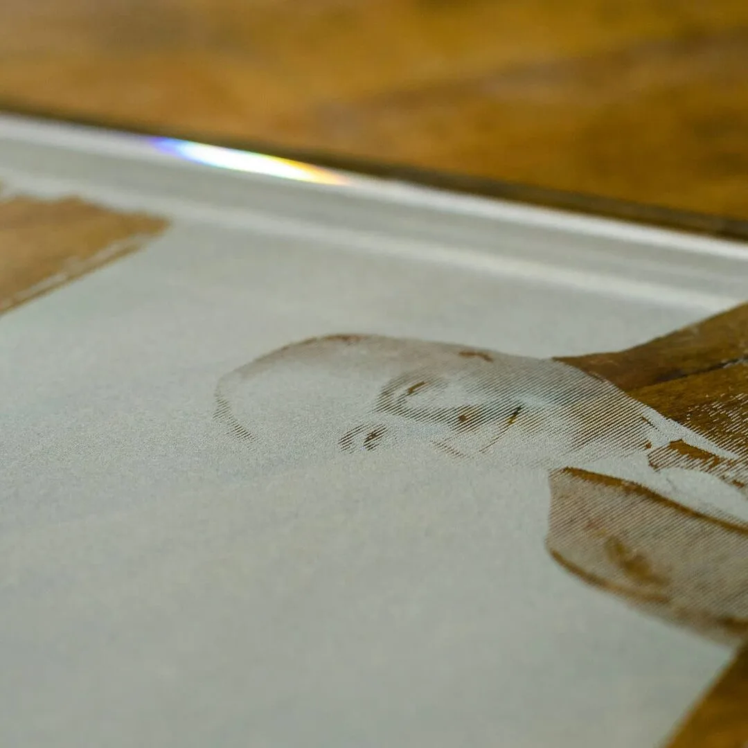 Placa conmemorativa en cristal templado