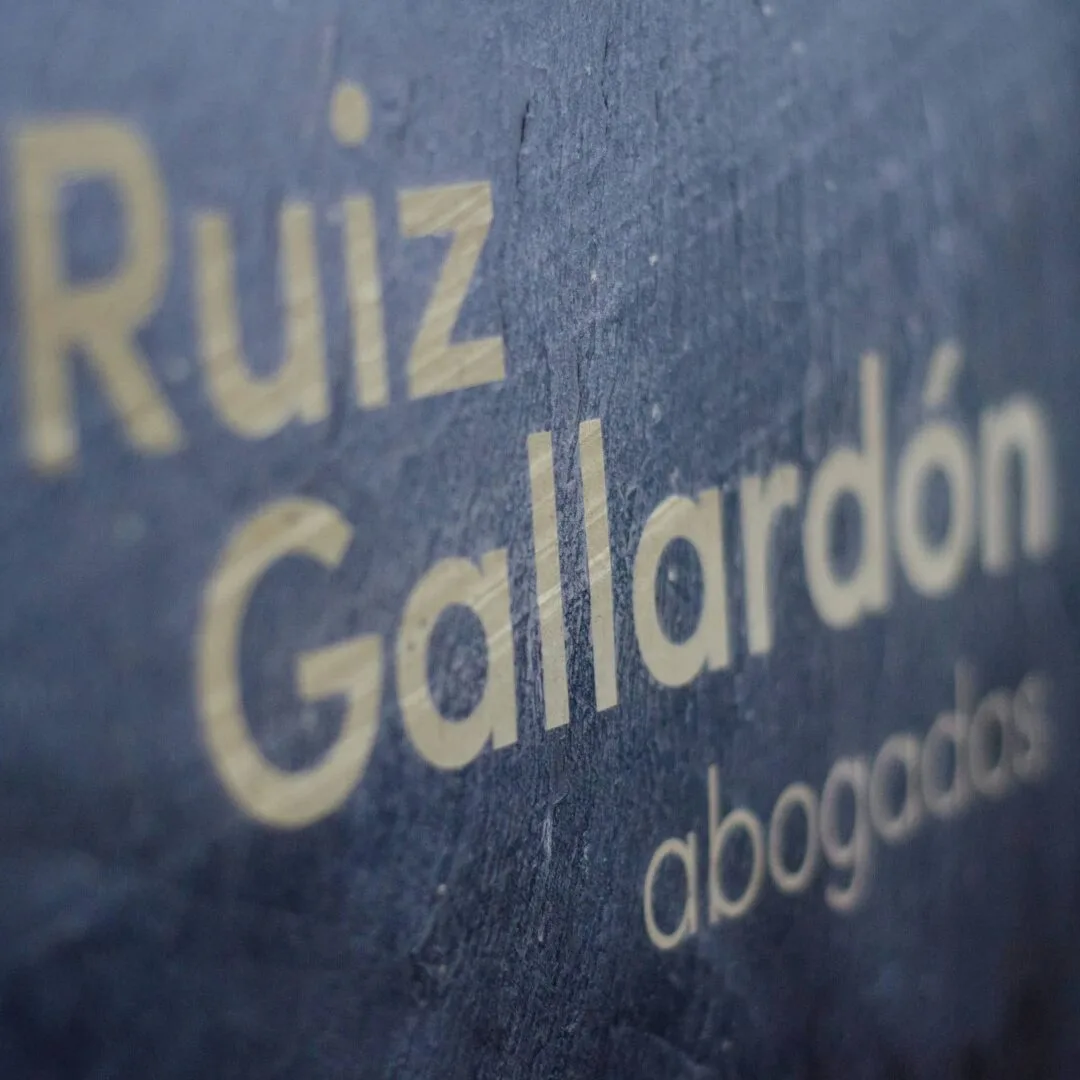 Rótulo en pizarra para RUIZ GALLARDÓN ABOGADOS