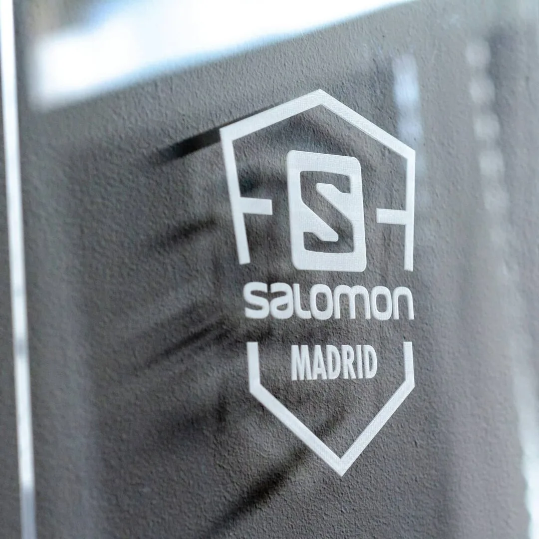 Útil doblado camisetas tienda SALOMÓN