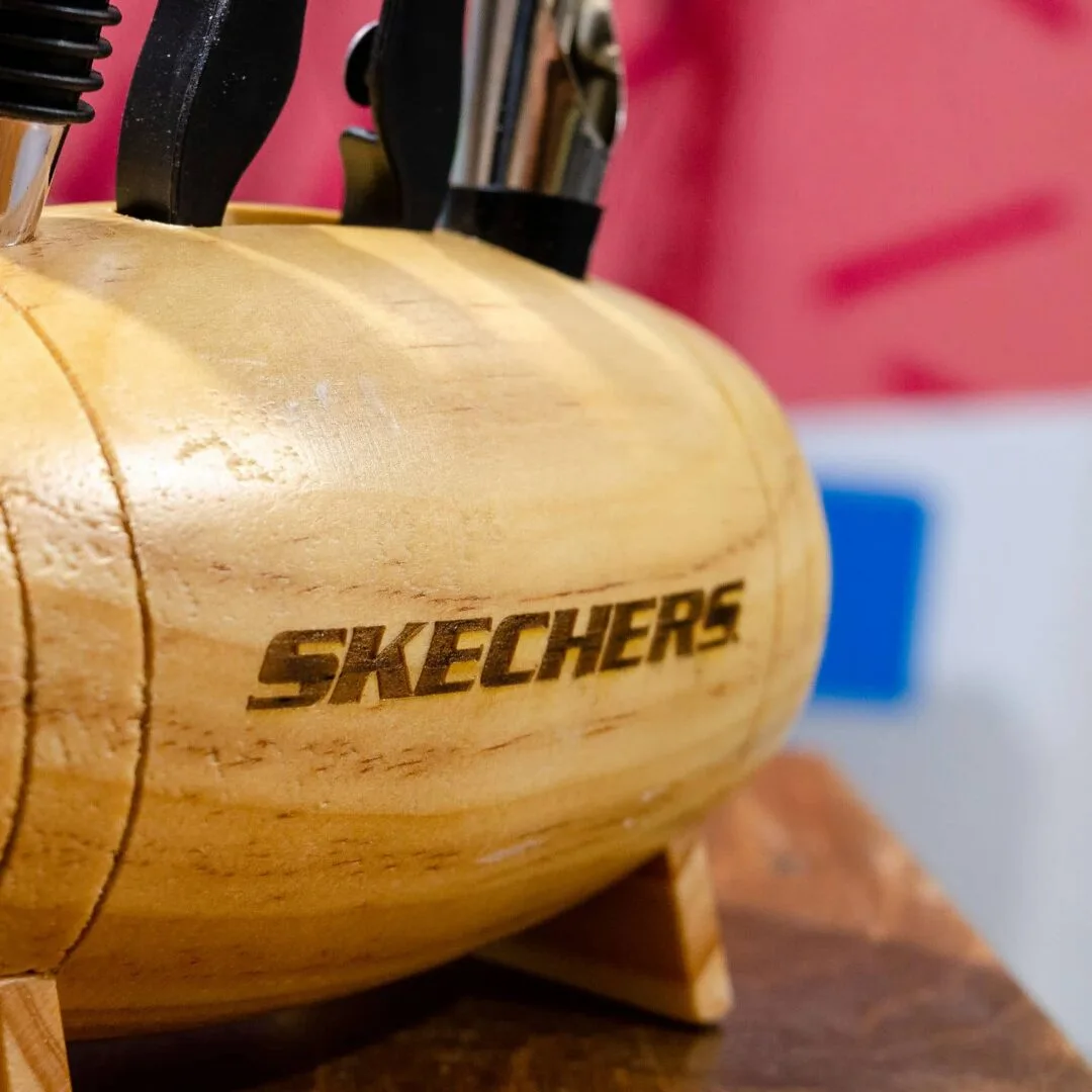 Grabado de regalos corporativos de SKECHERS