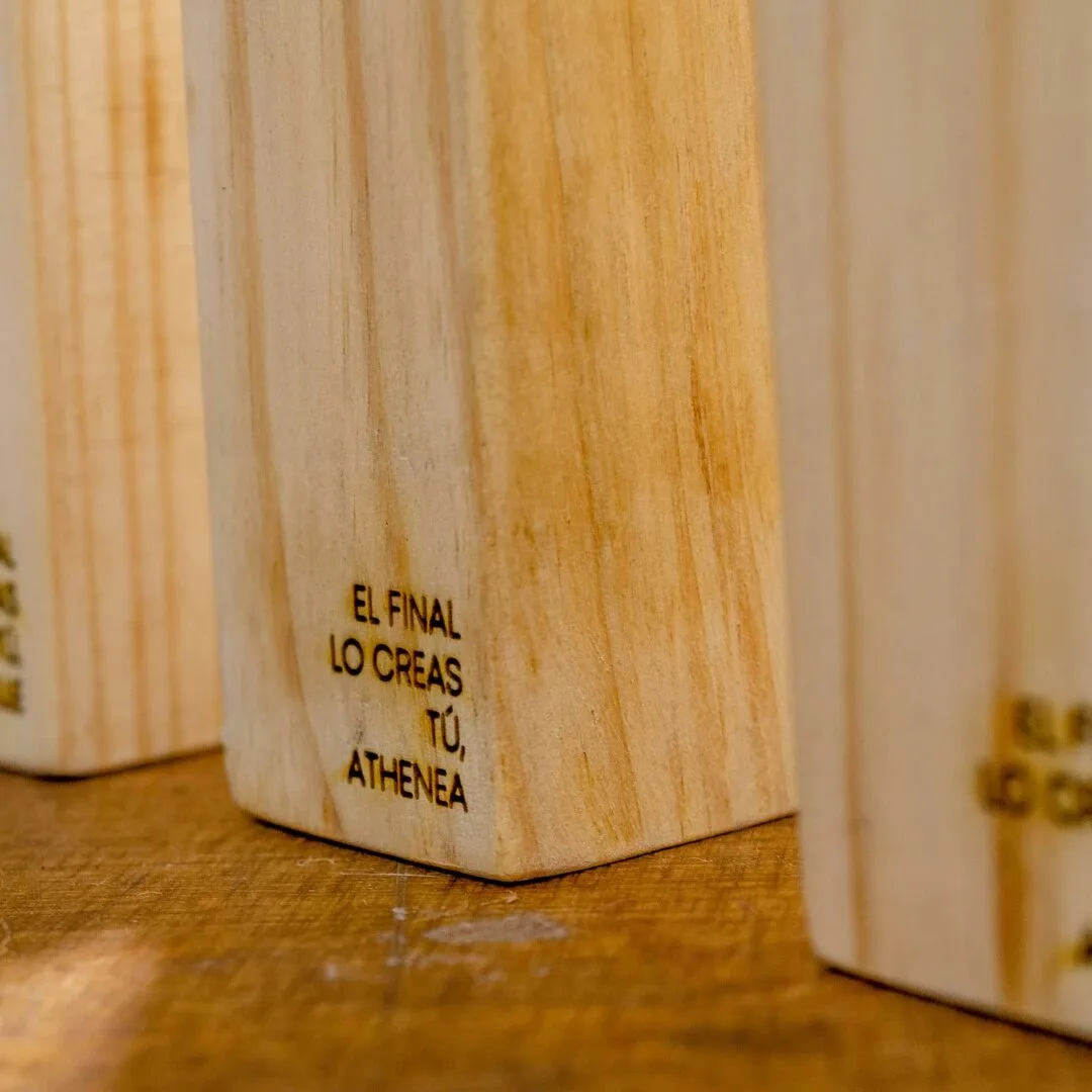 Personalización de trofeos esculturas para ONG COLORIA