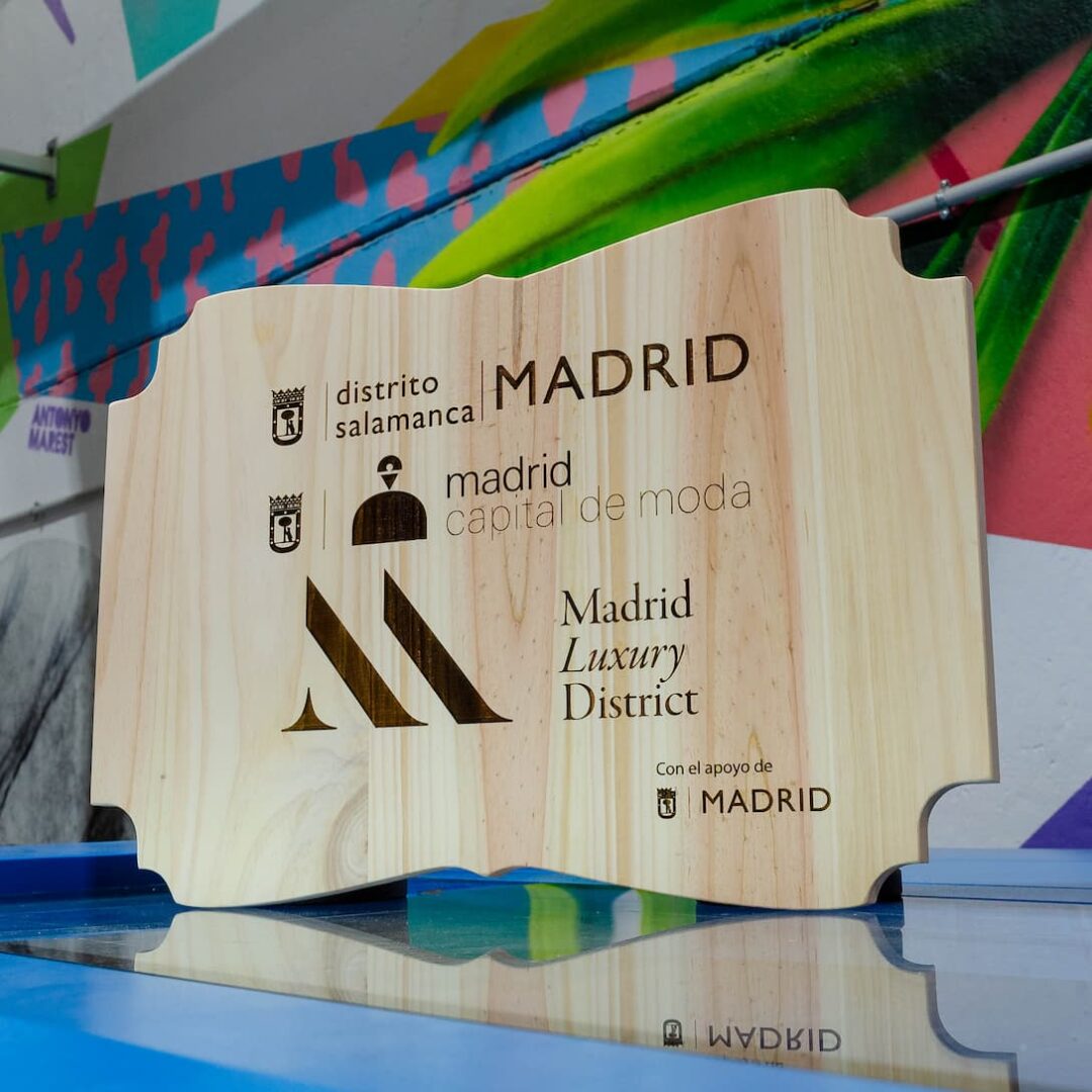 Rótulos de madera para evento MADRID CAPITAL MODA