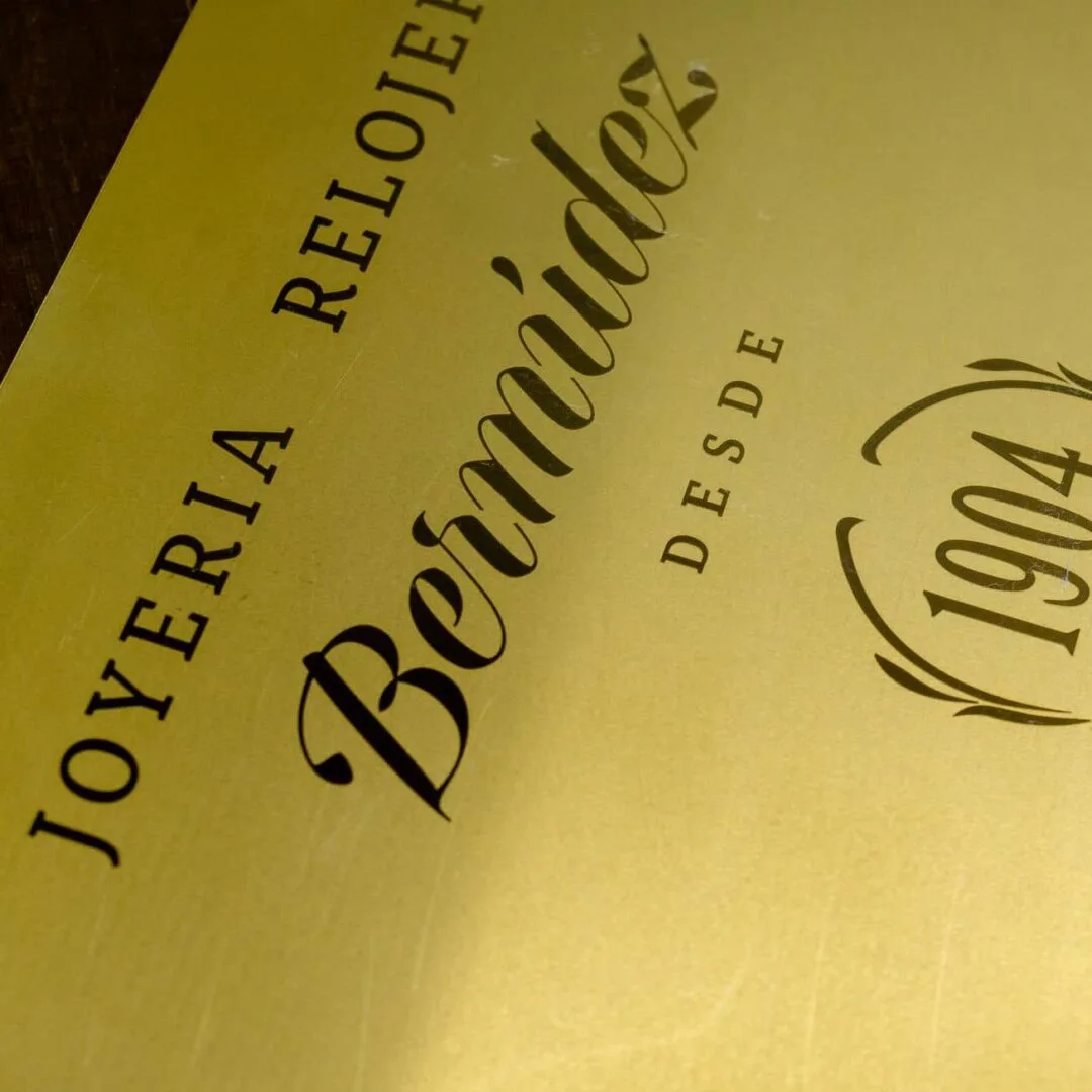 Placa de atrezo para serie de televisión