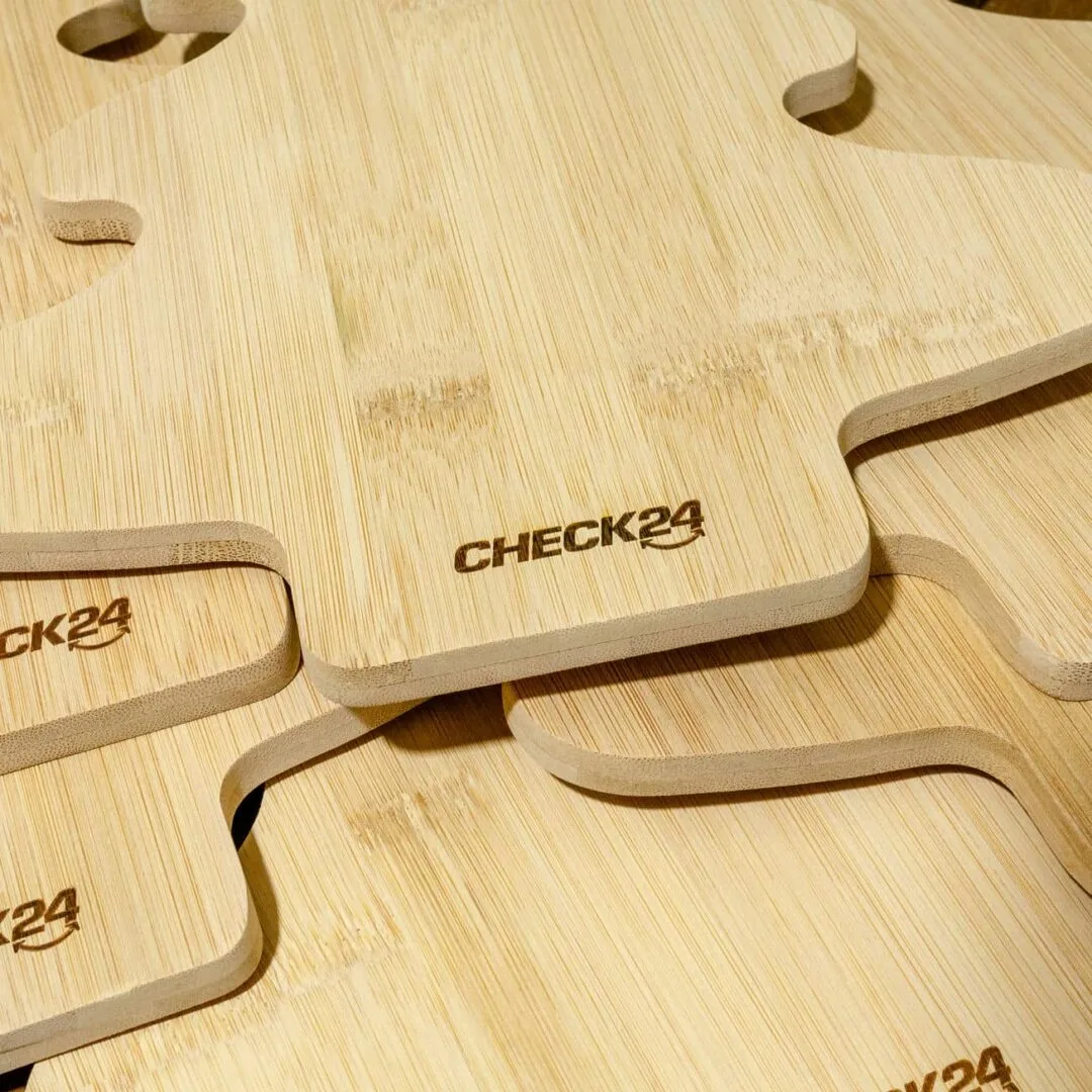 Grabado de tablas de corte para CHECK24