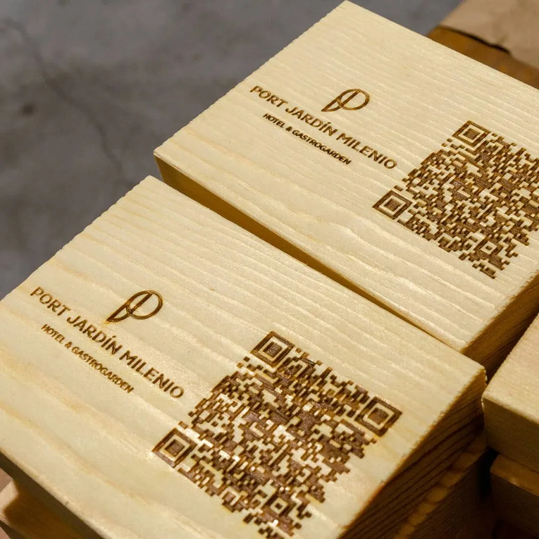 Maderas con QR para cadena PORT HOTELS