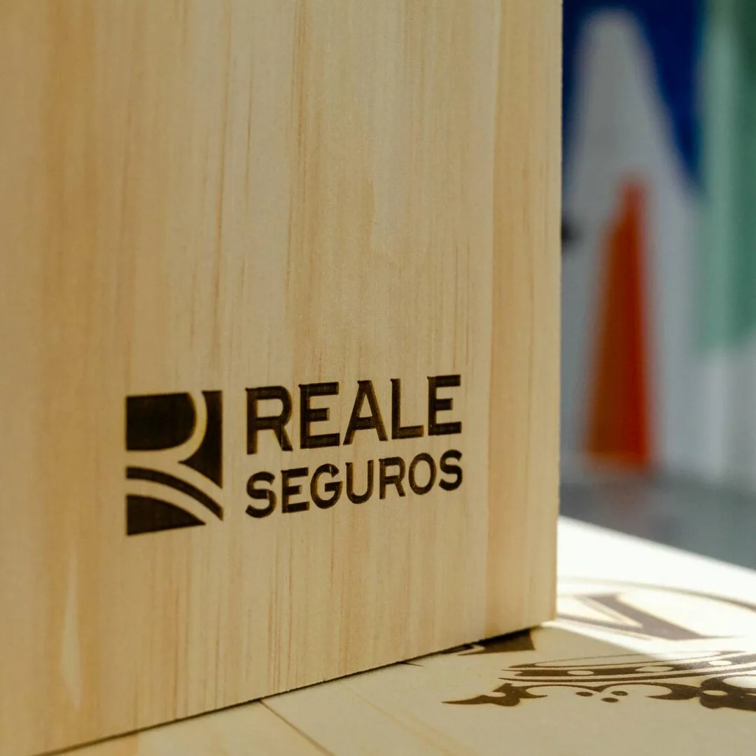 Personalización de cajas de vino para REALE