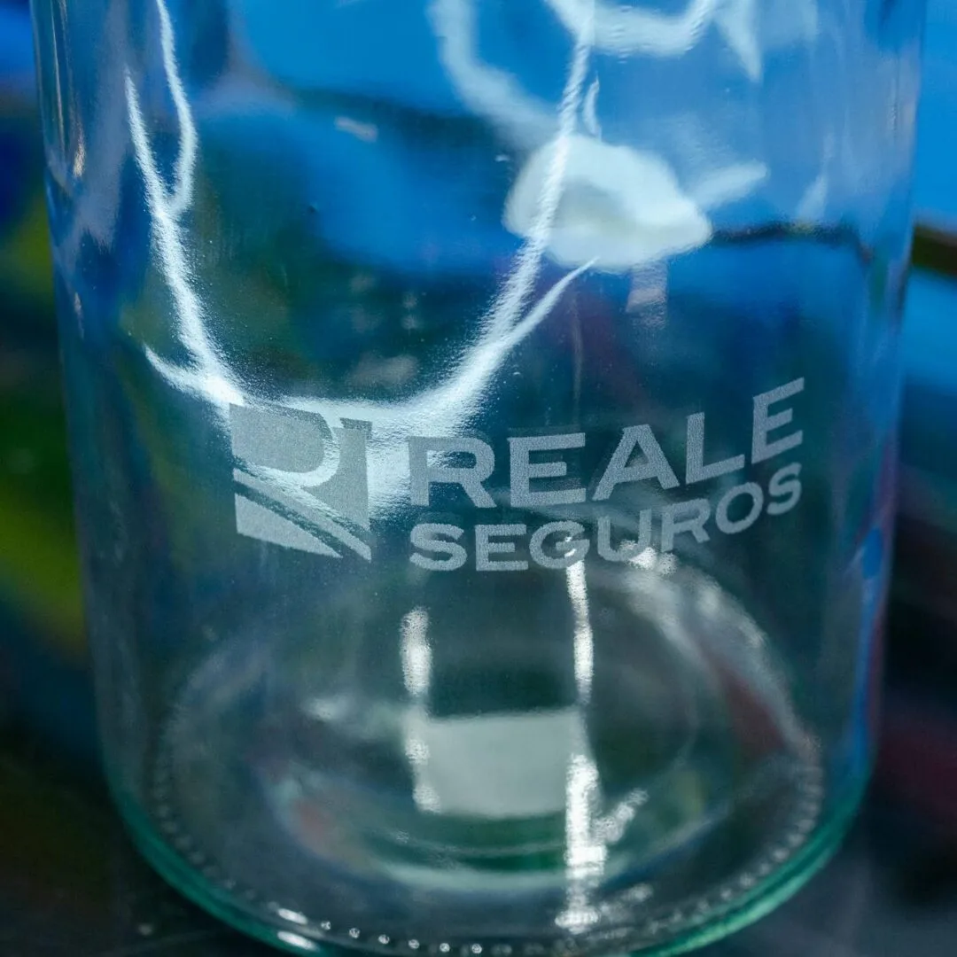 Grabado botellas de cristal para REALE SEGUROS
